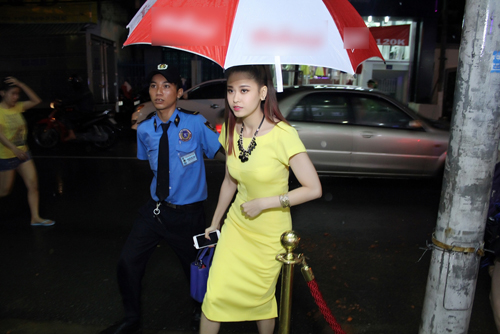 Dù trời mưa khá to, Trương Quỳnh Anh vẫn đến điểm diễn đúng hẹn. Cô đi diễn cùng lái xe riêng, vì Tim đang tham gia cùng đoàn ghi hình “Cuộc đua kỳ thú” kéo dài 1 tháng.